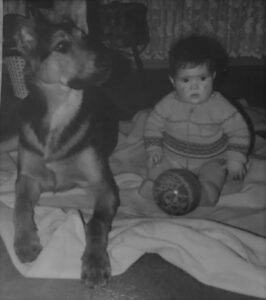 Baby und Hund Sonja und Teddy Schäferhund Collie Mischling